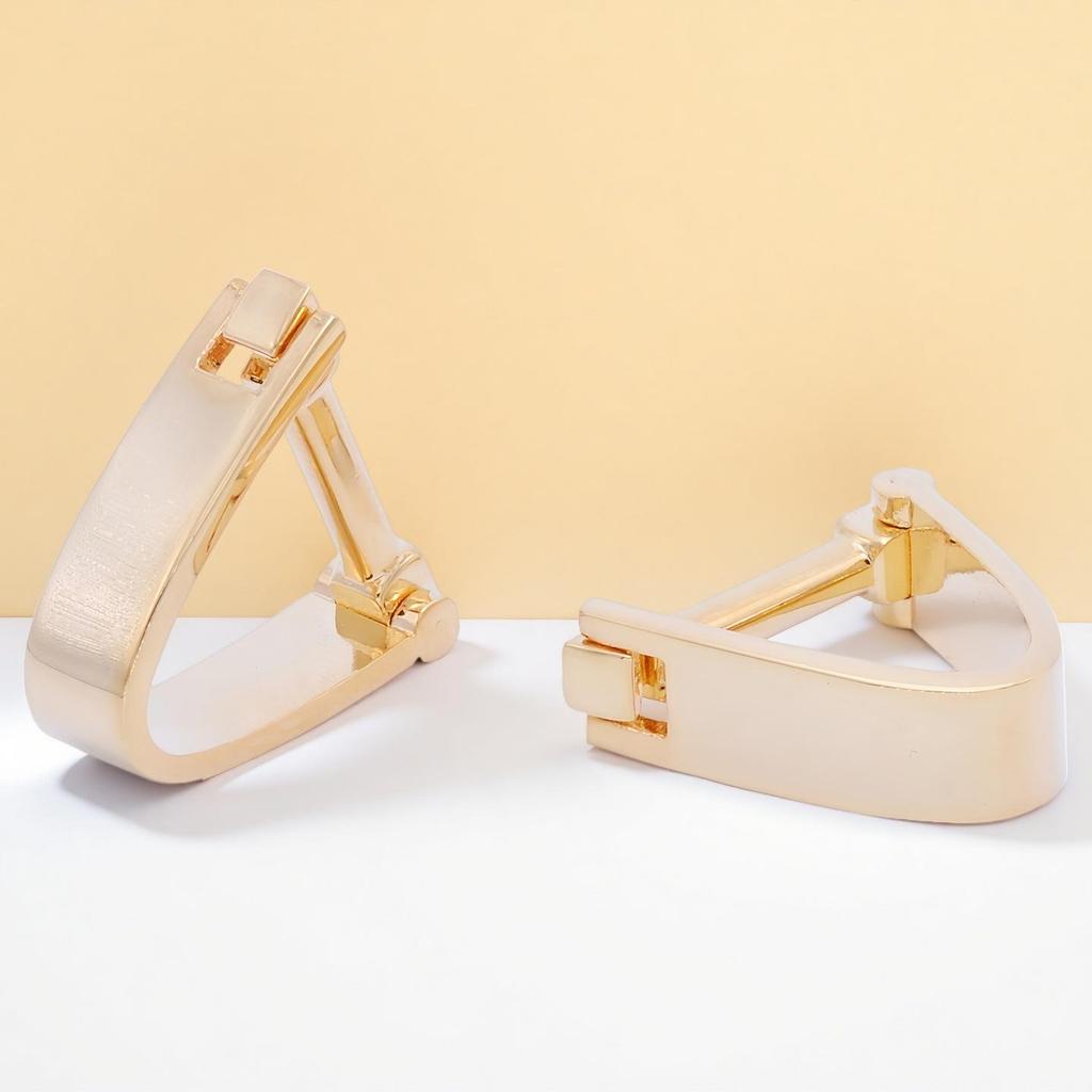 V-förmige Metallmanschettenknöpfe mit lasergraviertem Logo und gebürsteter Oberfläche