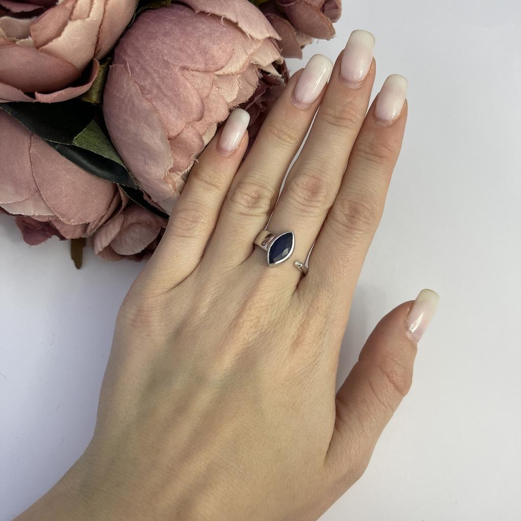 Sølvring med naturlig safir 1.757ct (2112815) 3,42 g. 925 prøver