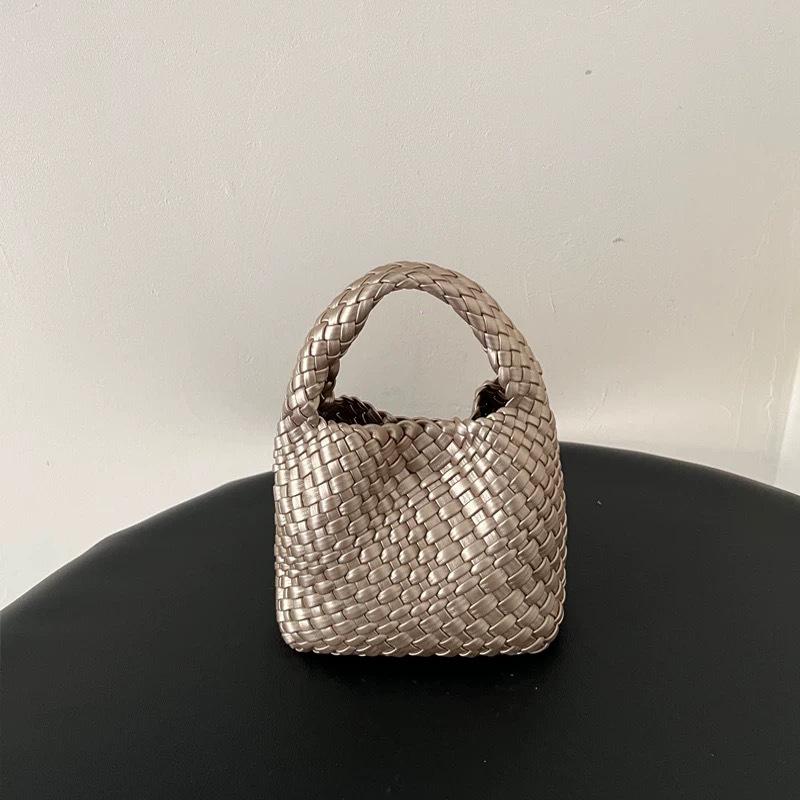 

Niche Handmade Crossbody Woven Bag: High-End Phone, Coin Purse, Handbag, & Mother-Daughter Basket 17*10*13 cm