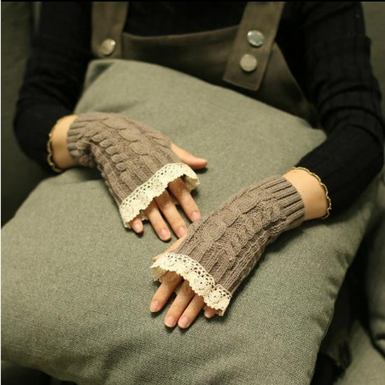 Nova chegada: Luvas de lã tricotada com desconto, punho de renda e manga falsa para aquecer no outono/inverno.