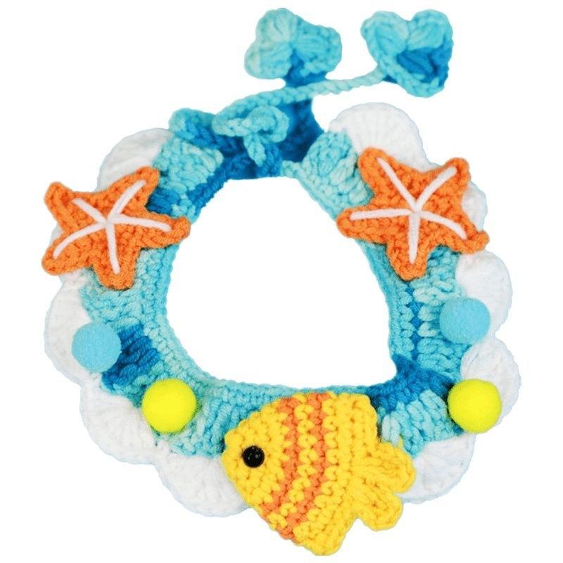 Handgemachter niedlicher Häkel-Katzen- und Hundeschal mit rosa Schleife, Hasenohren und Kirschakzenten - Leicht, stilvoll und perfekt für alle Jahreszeiten