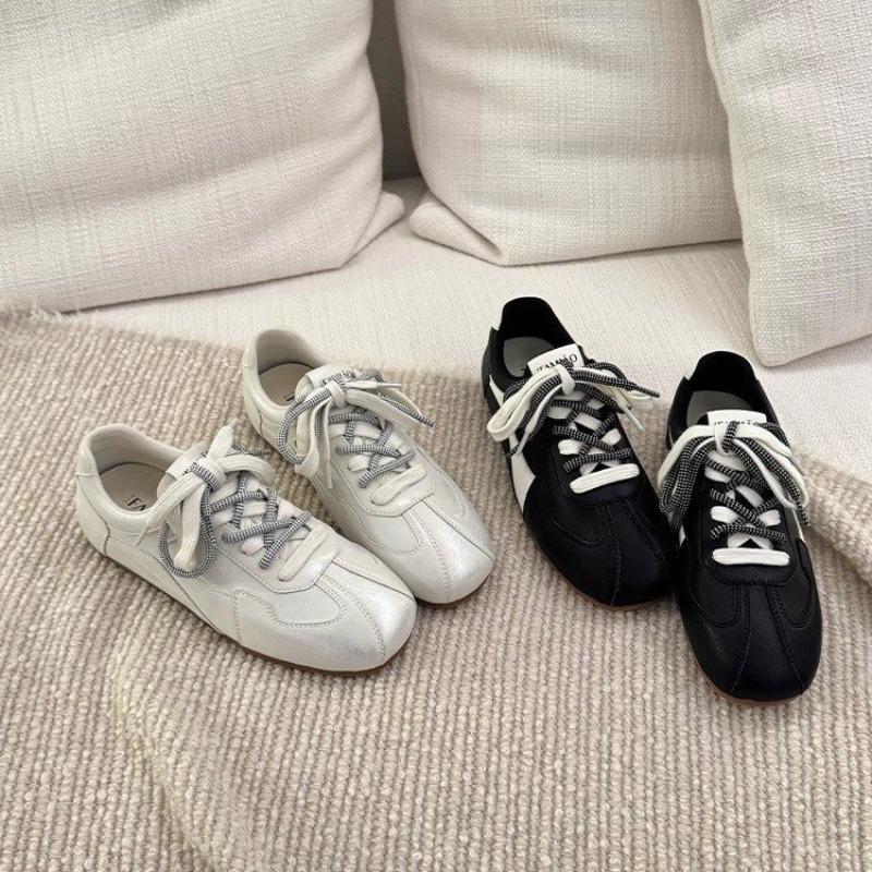 Autumn new casual versatile flat bottom lightweight sports board shoes black white shoes
