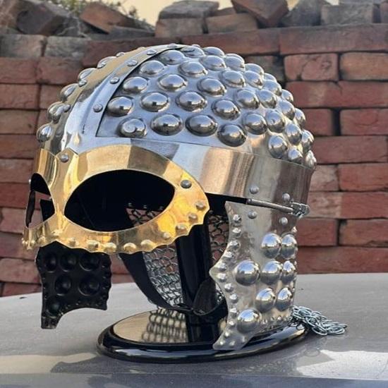 

Шлем гладиатора-спартанца «Барбуда» ручной работы из стали и латуни с кольчугой. Спартанский шлем. Декор для дома и офиса. Подарочный предмет для него.