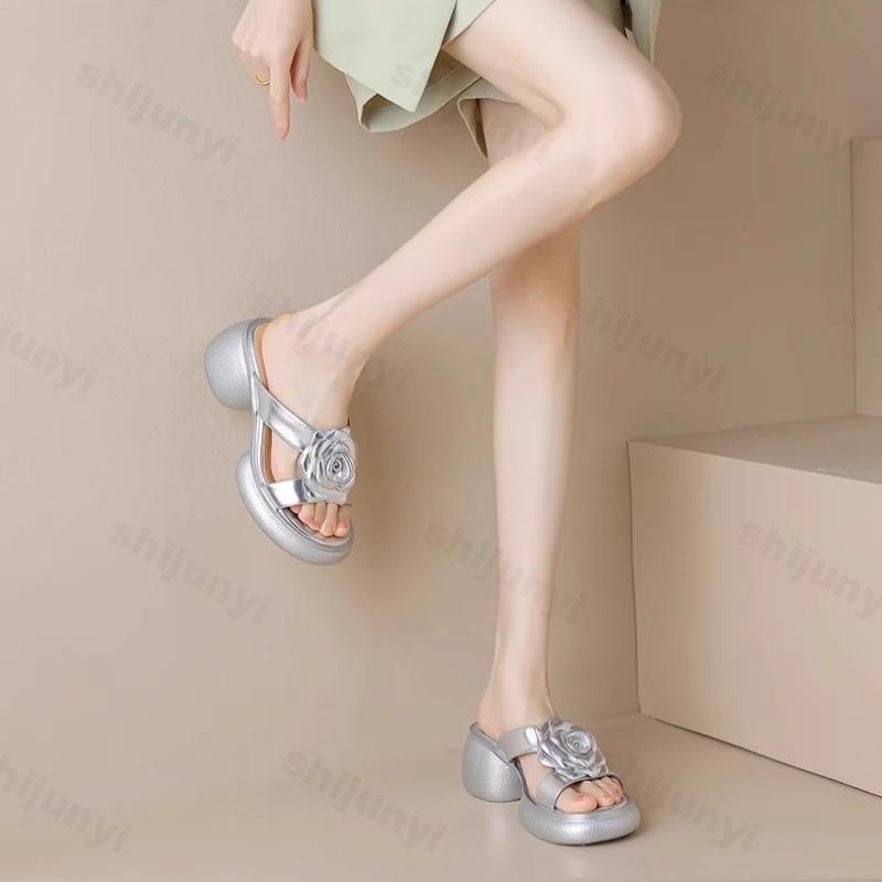 Fashion Thick Sole Height Increasing Cool Slippers for Women's 2025 Summer New Versatile Outdoor Beach Shoes Fashion Rose Design Sandals