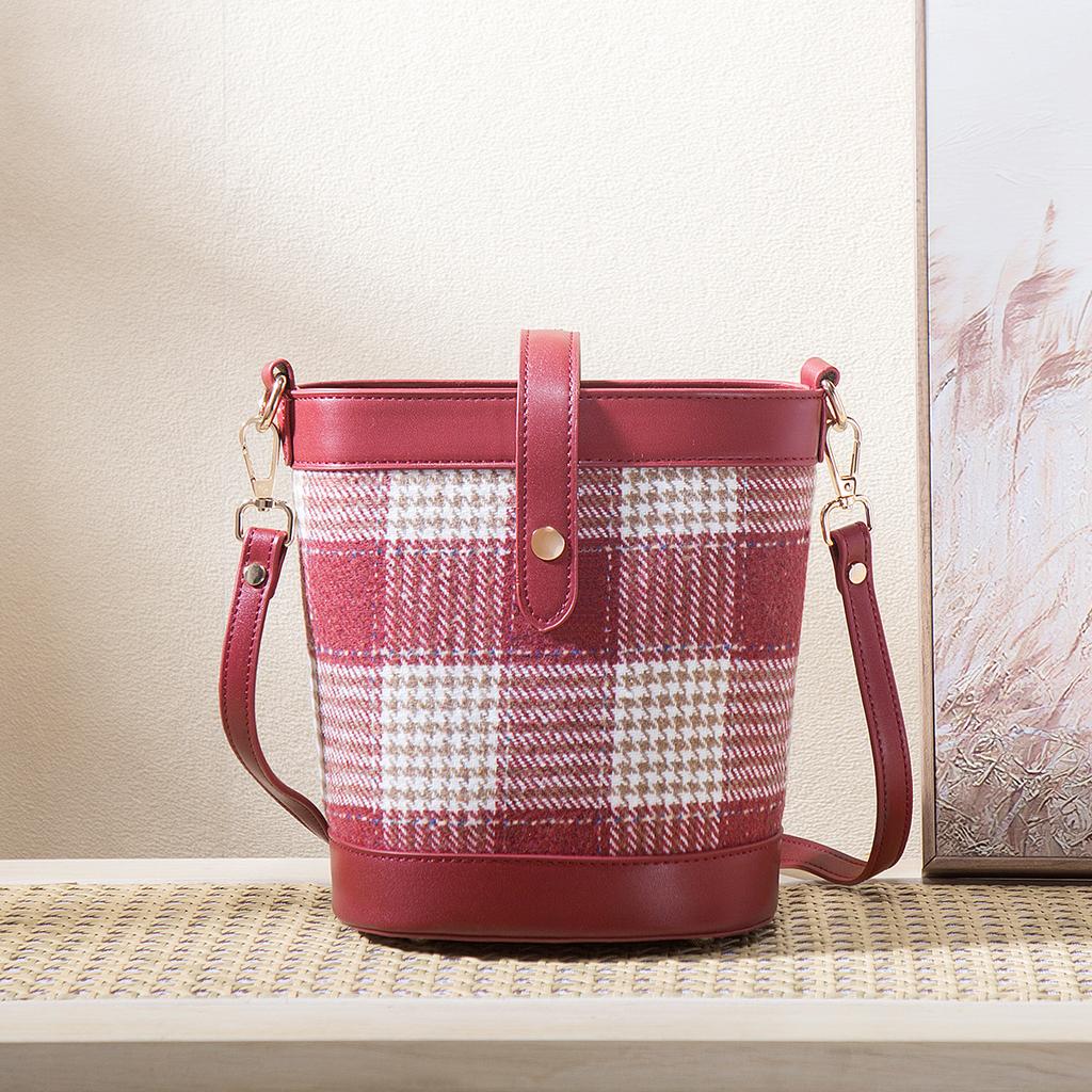 Red bag with a high-end feel, bucket bag for women, niche houndstooth pattern shoulder bag, vintage and stylish wedding bag, bridal gift for women