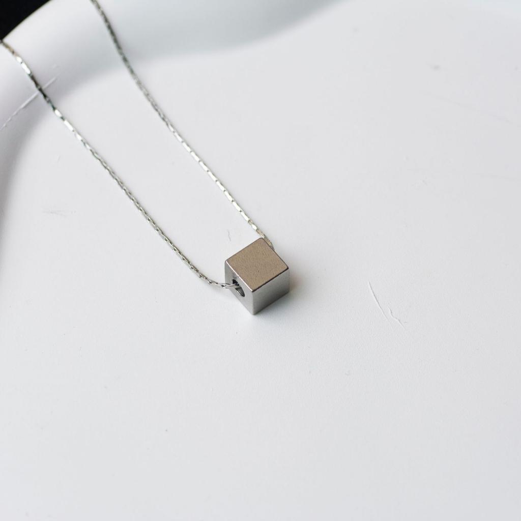 Einfache Titanstahl-Halskette Damen Leichter Luxus High-End Liebesanhänger Halskette Herbst- und Winter-Pulloverkette Minimalistischer Stil