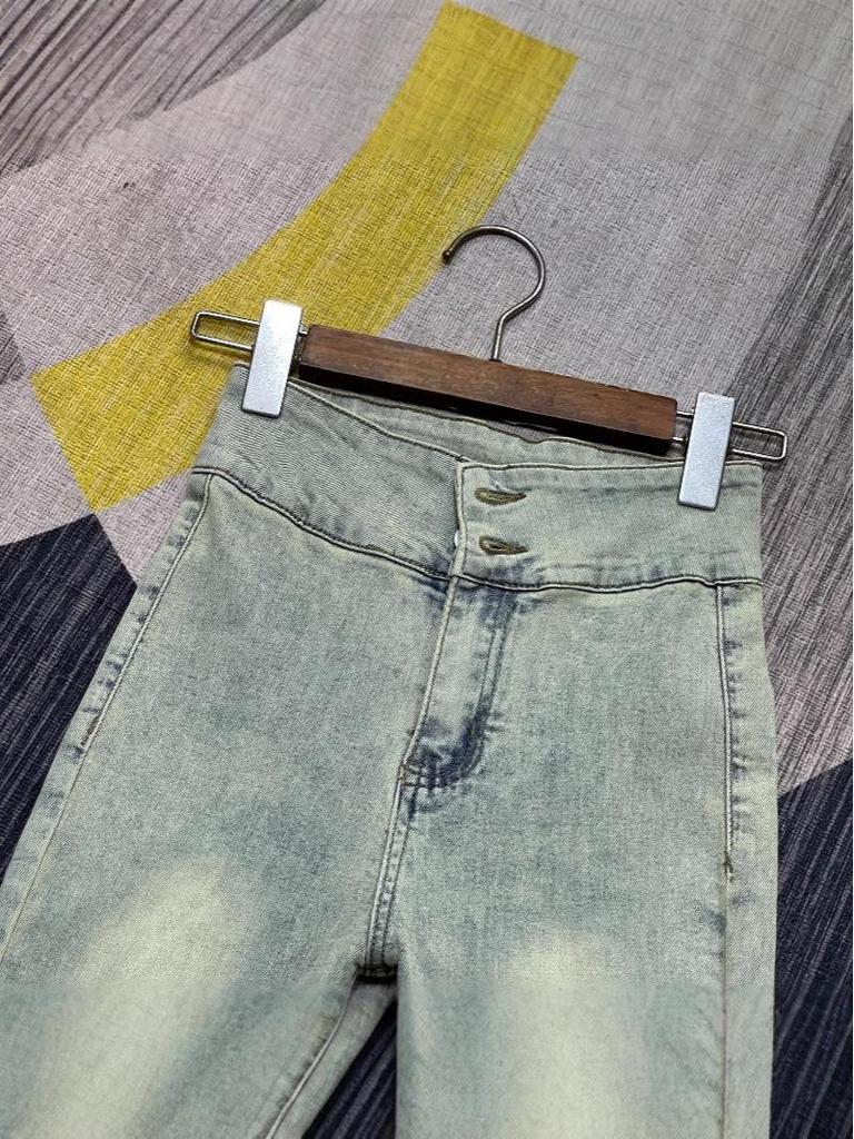 Jeans Stretch Micro-Flare a Vita Alta alla Moda 2025 - Snellenti, Valorizzanti, Orlo Grezzo, Versatili e per Persone Alte