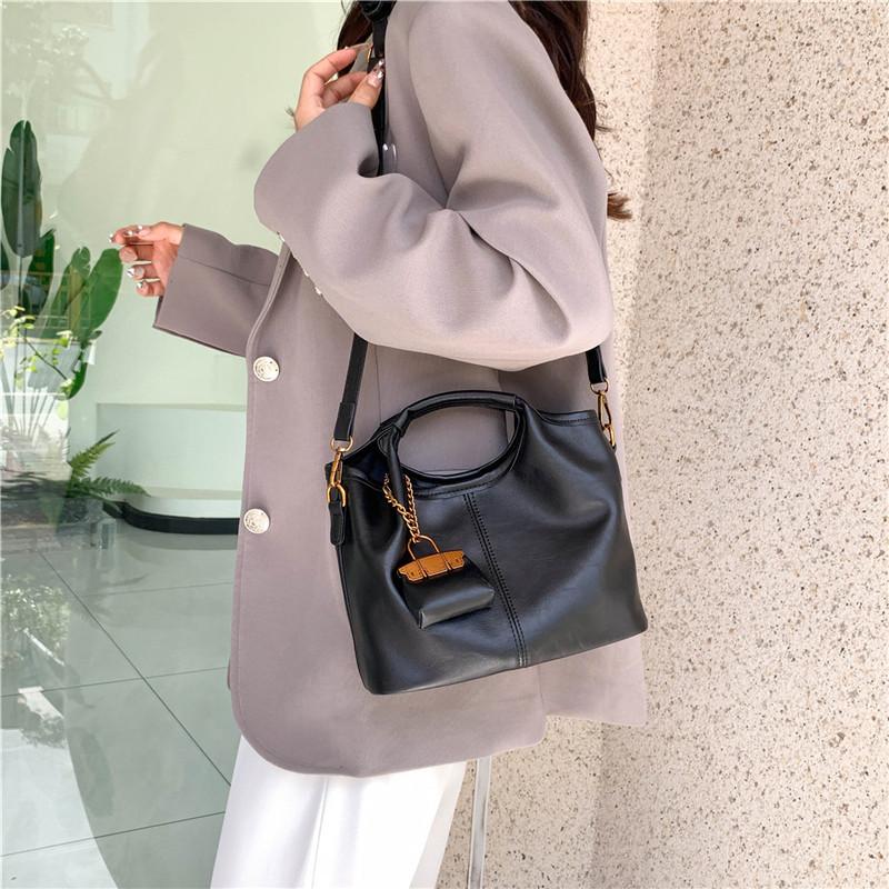 Retro niche handbag bag women's new high-end commuting large-capacity shoulder messenger bag mother and child bag