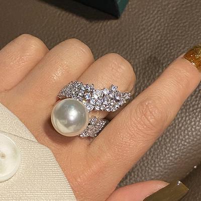 Huitan Wunderschöner, anmutiger Fingerring aus Kunstperlen für Damen, Hochzeitsschmuck mit brillanten Zirkonia-Luxusaccessoires