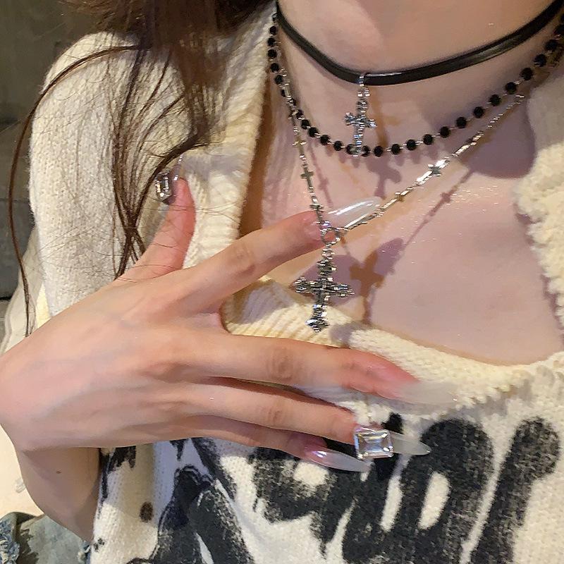 Retro Chinese Tassel Necklace: Unique Ethnic Style Women's High-End Clavicle Chain.