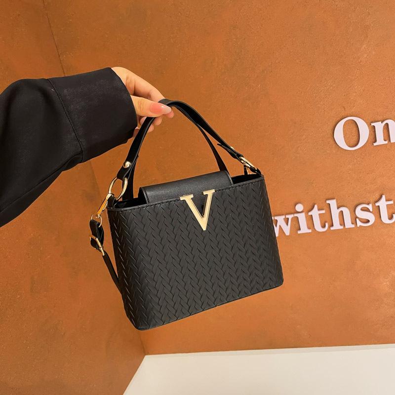 

Solid color fashionable personalized small square bag women s new casual light commuting large capacity shopping versatile messenger bag чёрный