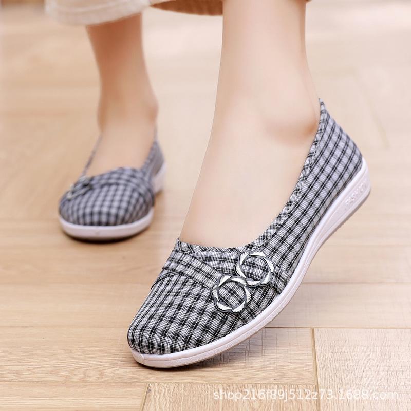 Alte Peking-Stoffschuhe mittleren Alters und ältere, atmungsaktive Low-Top-Pumps, rutschfeste Damenschuhe, alte Dame, faule, lässige, niedrig geschnittene Mutter