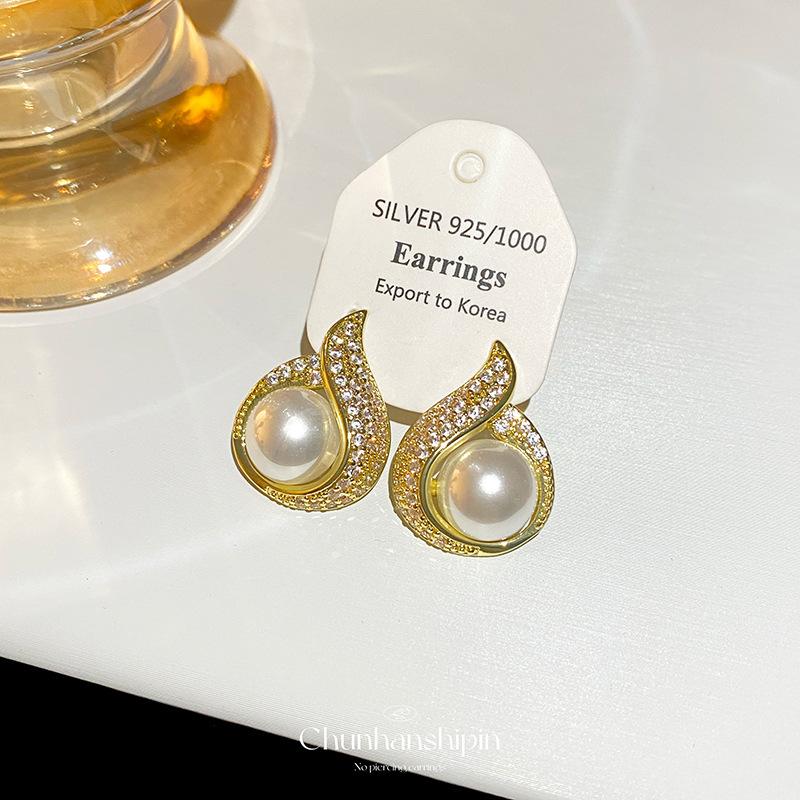 French pearl water drop ear clips without holes, high-grade copper plated zircon stud earrings, retro light luxury earrings, women without ear holes