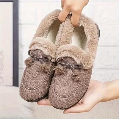 Ein Paar Damen-Plüsch-Slipper, mit rutschfesten und wärmenden Eigenschaften, mit einer kuscheligen Ferse, perfekt für den Heimgebrauch, elegant und stilvoll.