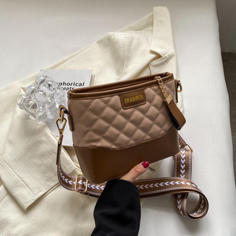 Niche diamond stray bag 2025 new contrasting colors popular wide shoulder strap messenger bag fashionable and simple shoulder bag