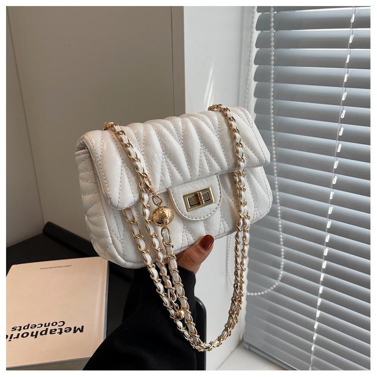 

French light luxury lock small square bag women s versatile 2025 new chain messenger bag texture popular underarm shoulder bag белый