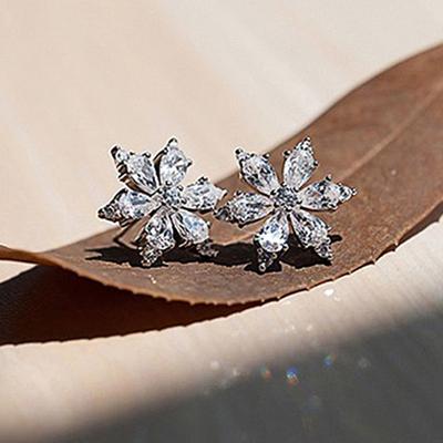 Elegante Damen-Ohrstecker mit glänzendem Kristall Hochzeitsaccessoires Ästhetisches Geschenk Schmuck für Verlobung