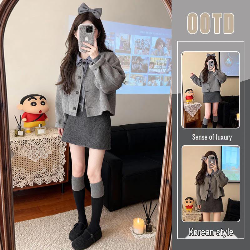 

Three-Piece Retro Hong Kong Set: Warm Jacket, Blue Top, High-Waisted Skirt L [For 105-115 pounds]