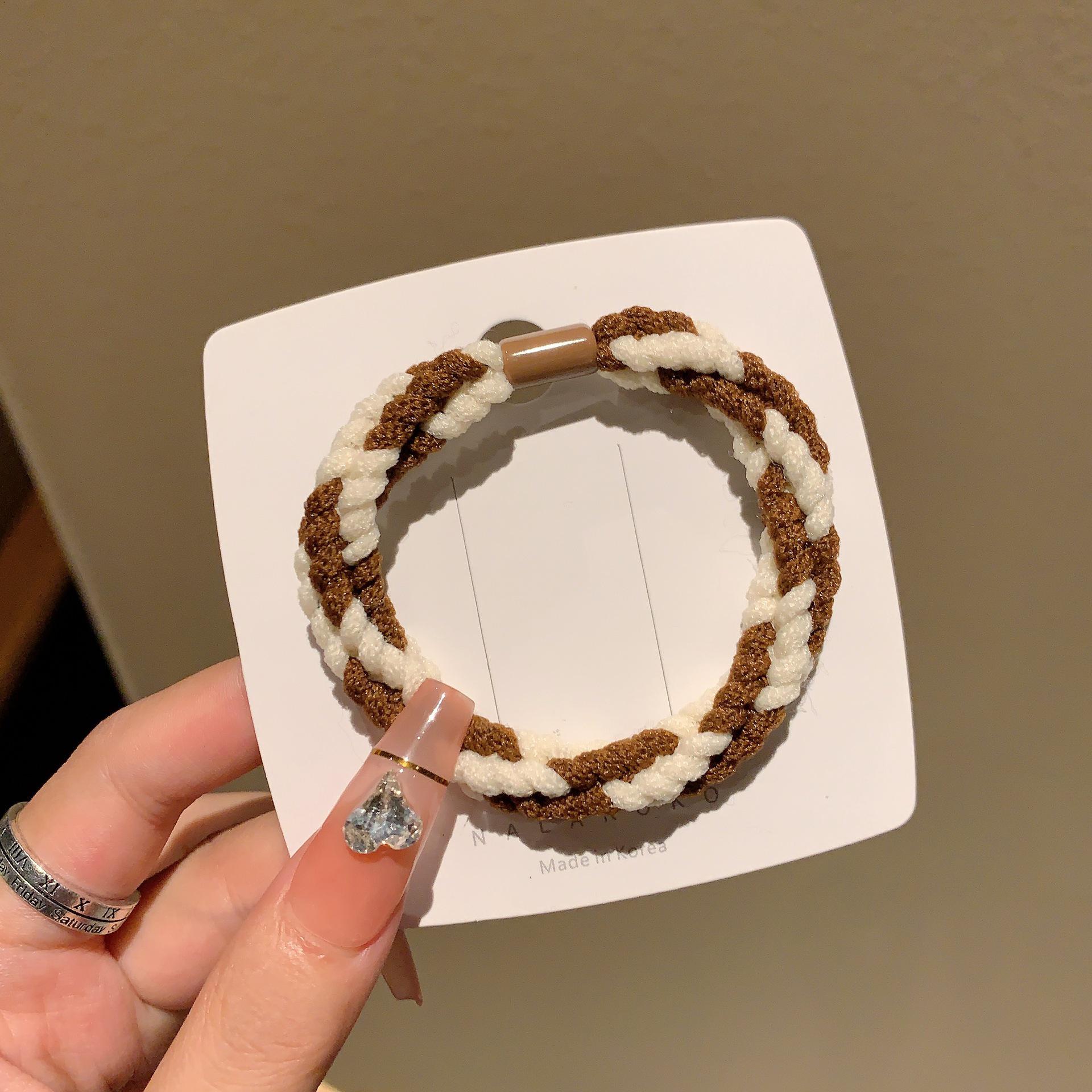 

Прочная коричневая эластичная резинка для волос – модный, универсальный аксессуар для женщин