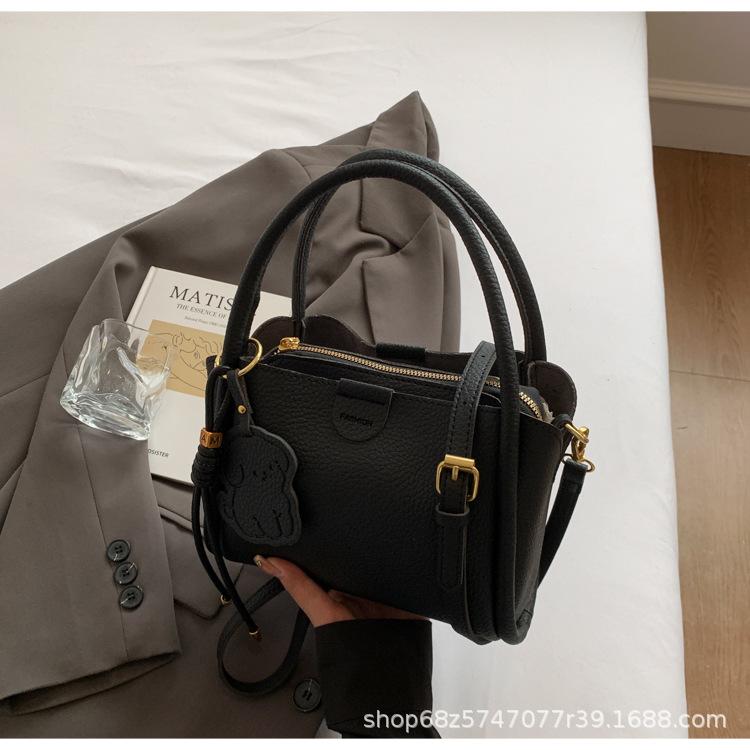 Simple design solid color handbag 2025 new Korean niche retro commuter crossbody bag textured commuter bucket bag