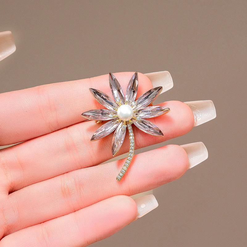 Elegante Kristall-Schmetterlingsbrosche - Funkelnde Damenmode-Anstecknadel für leichten Luxus-Anzug