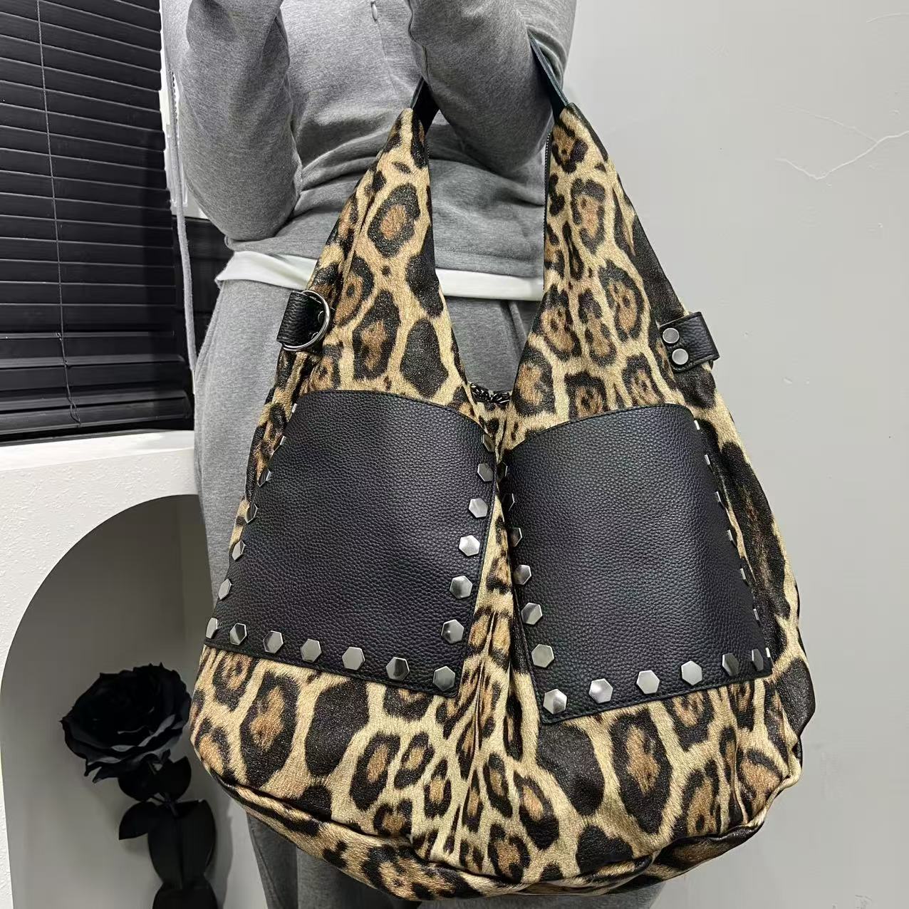 

Ladies Fashionable and Personalized Leopard Print Shoulder Bag, Large Capacity Leather Splicing Rivet Diagonal Cross Bag леопард друку кольору