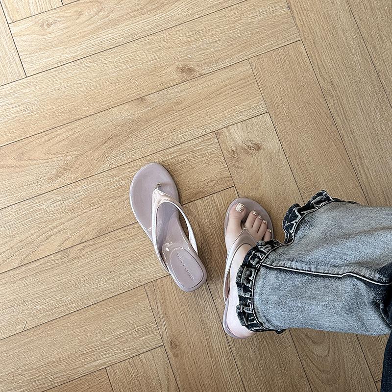 Fashion Versatile Thick-soled Slope-heeled Flip-flops Women's 2025 Summer New Wear Simple Beach Cool Slippers Women's Shoes