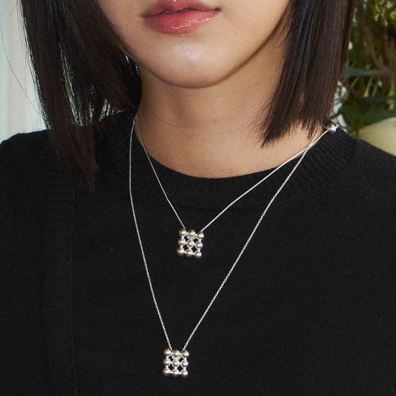 

SULTANA Pearl Silhouette necklace 01 free