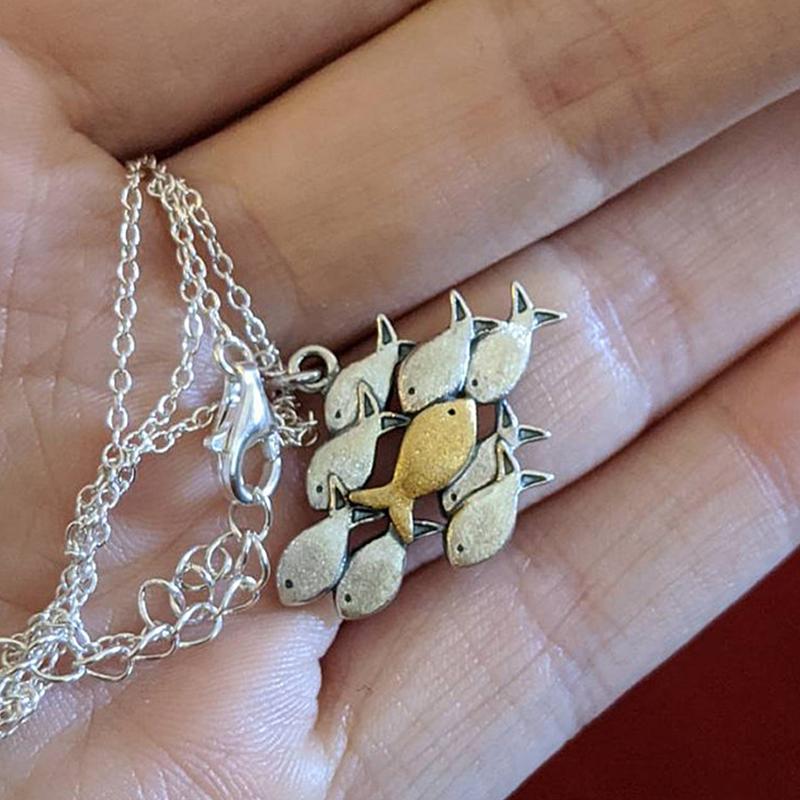 Simma mot strömmen Litet guldfiskhalsband Inspirerande uppmuntrande halsband Justerbara smycken för kvinnor män