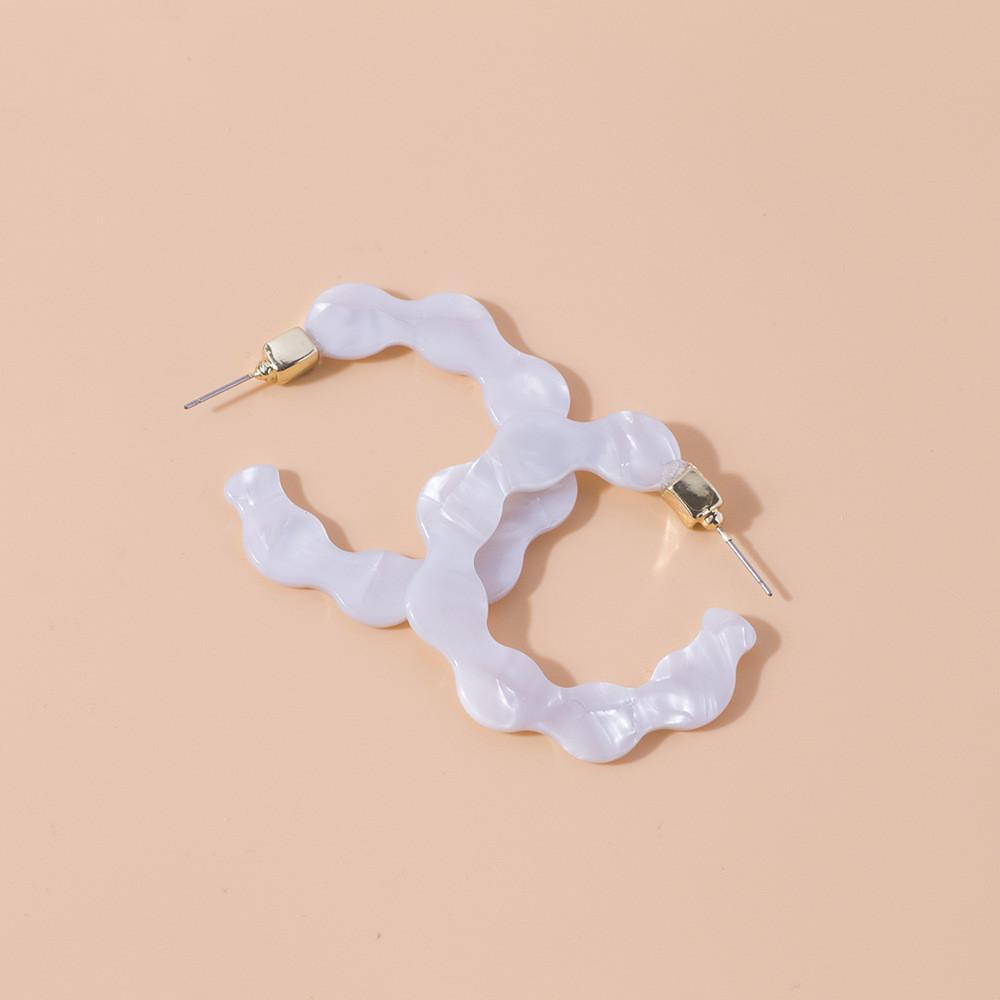 Ohmei Kuai Jing Fashion-forward White Acetate Alloy Flower Edge Earrings For Weddings