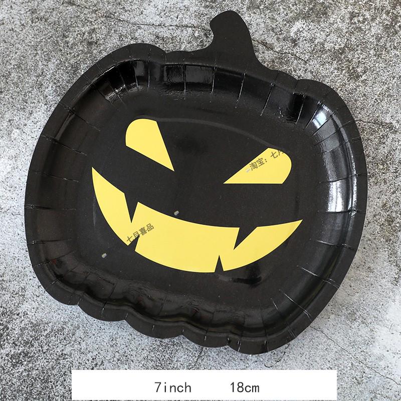 Zestaw zastawy stołowej na imprezę tematyczną Halloween: Obrus dyniowy, Talerzyki i kubki jednorazowe