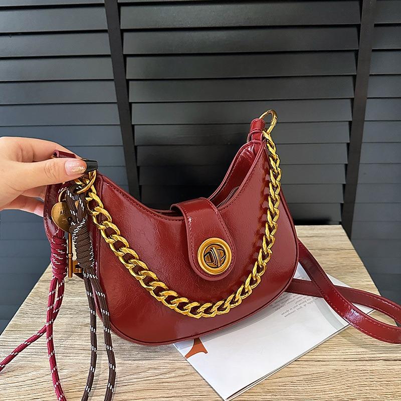 Light Luxury Crescent Bag, Fashionable Versatile, Temperament Commuting Choice.