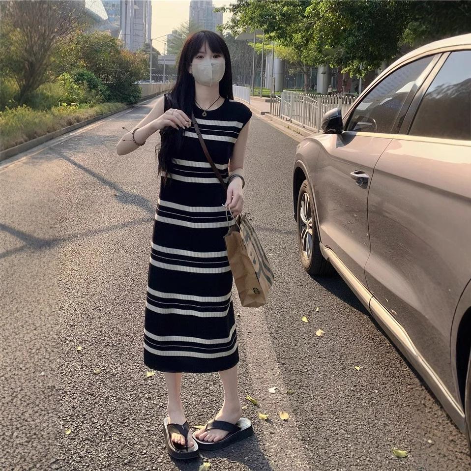 Neformální pruhované midi šaty bez rukávů z ledového hedvábí