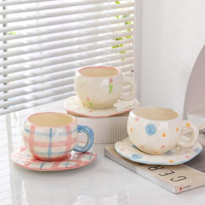 Taza de cerámica creativa exprimida a mano juego de platillo para taza de café taza linda pintada a mano irregular taza de agua de flor