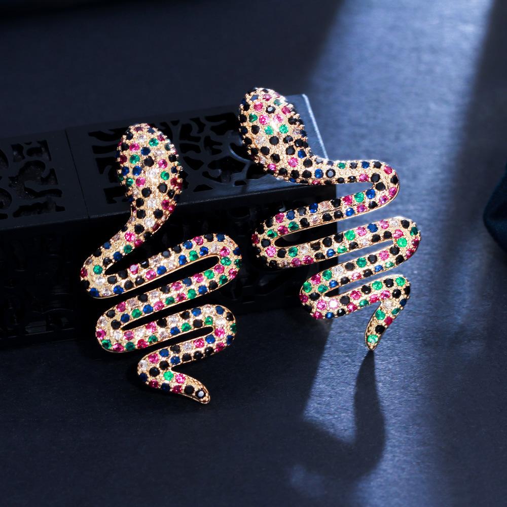 

Серьги-серпантины с атмосферными волнами, персонализированные серьги с преувеличенной кривизной и цирконами-бриллиантами разноцветный