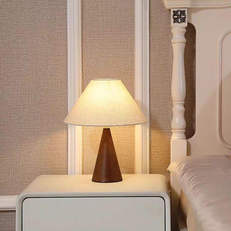 Nordische Retro Nachttischlampe: Warmes, schlichtes Design für Schlafzimmer & Wohnzimmer
