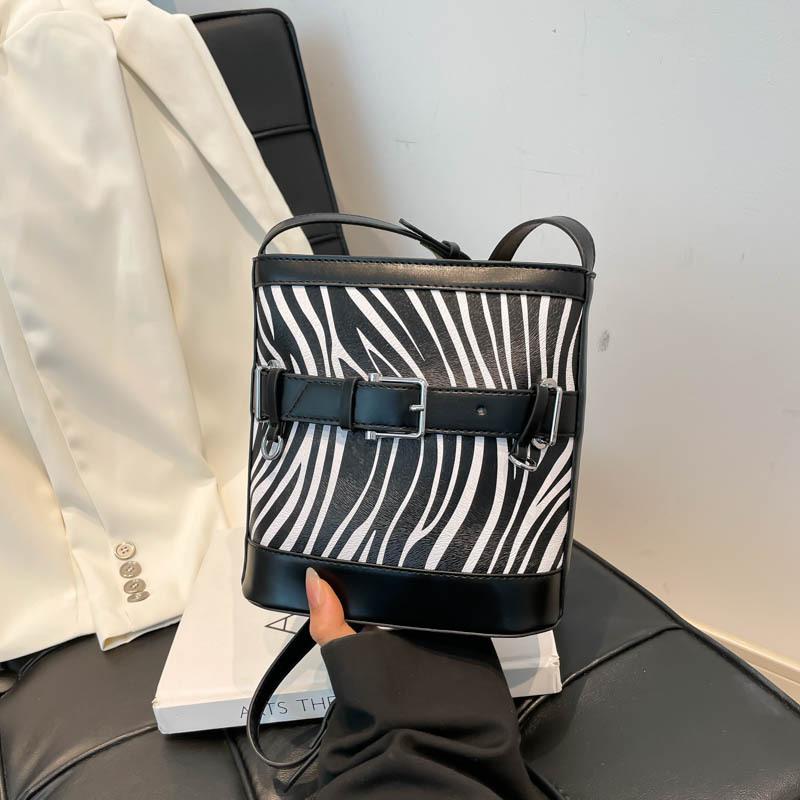 Autumn new Spice Girl locomotive bag fashion trend commuter shoulder women's bag messenger bag bucket bag