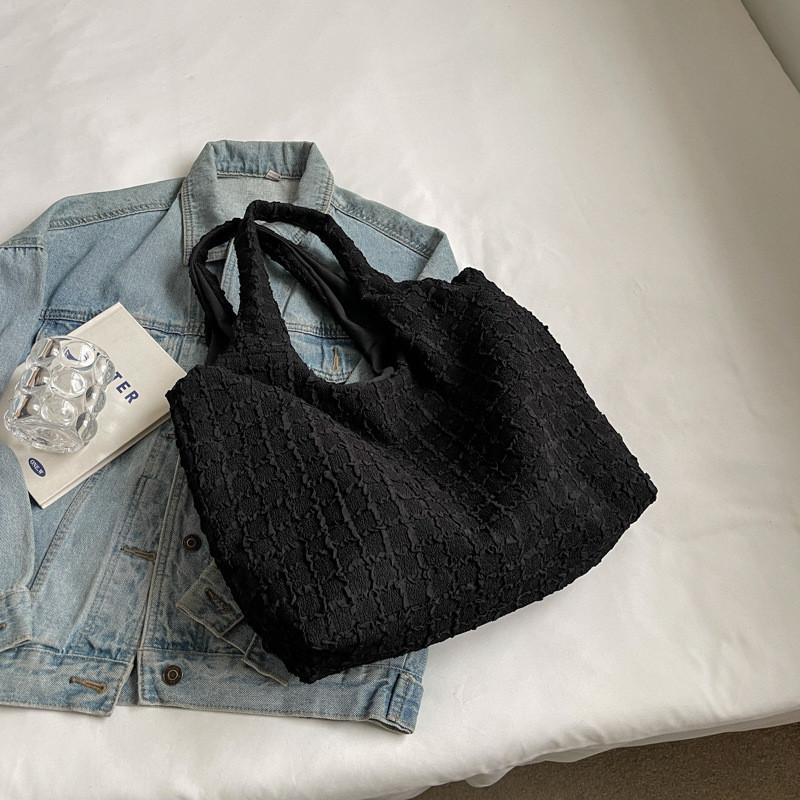 Fashionable Women's Tote Bag With Spacious Interior Versatile Everyday Carry Canvas Purse