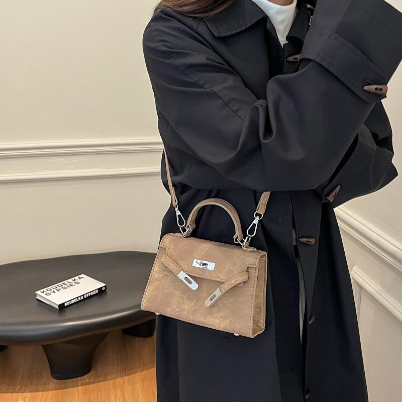 2025 winter new retro casual portable small square bag simple fashion temperament beautiful shoulder messenger bag