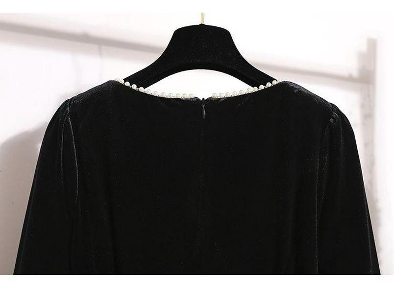 Damen Samtkleid in Übergröße mit quadratischem Ausschnitt für Herbst 2025 - Bauchkaschierend, Schlankmachend, Tailliert, Elegantes Schwarz mit Goldverzierungen