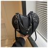 Modische PU-Leder Schwarze Umhängetasche Herzförmig Große Kapazität Damen Crossbody-Tasche Tragbare Ketten Nieten Handtasche Damen