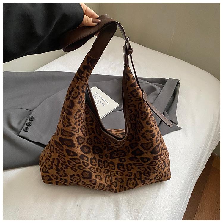 

2025 осень нишевая новая женская сумка тоут сумка через плечо большая вместимость ленивая портативная диагональная сумка для поездок коричневый