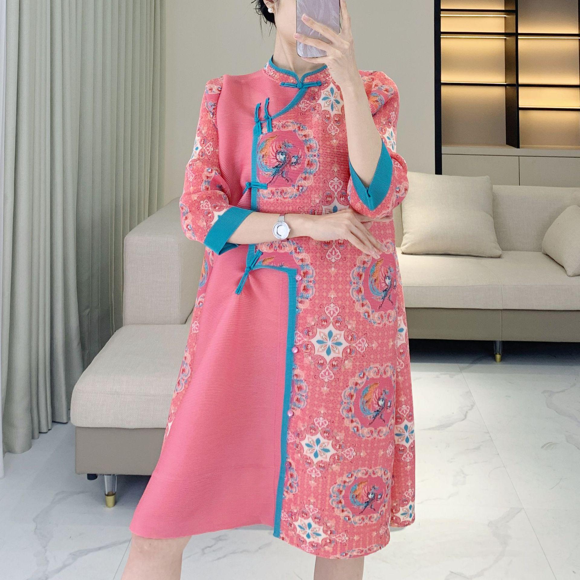 

Miyake-Style Pleated Qipao Dress with Frog Buttons: Loose-Fitting, Plus-Size Retro Chinese Print One Size [90-150 Jin] розовый