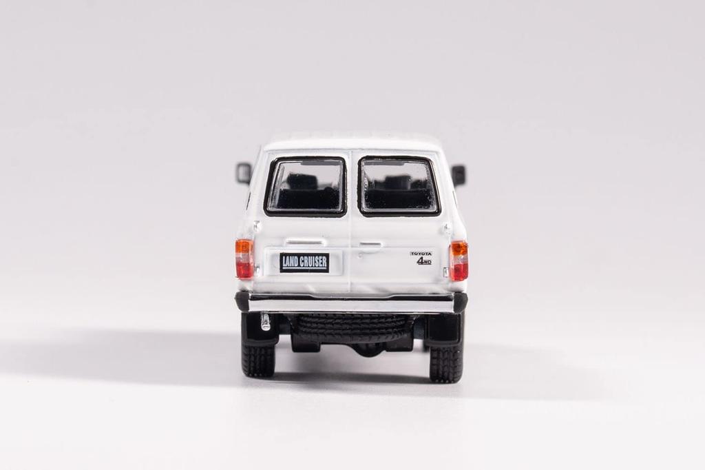 Gaincorp Products Toyota Land Cruiser 60 RHD Front Winch and Finished Model 1/64 - (with Spotlight) White, KS-029-87