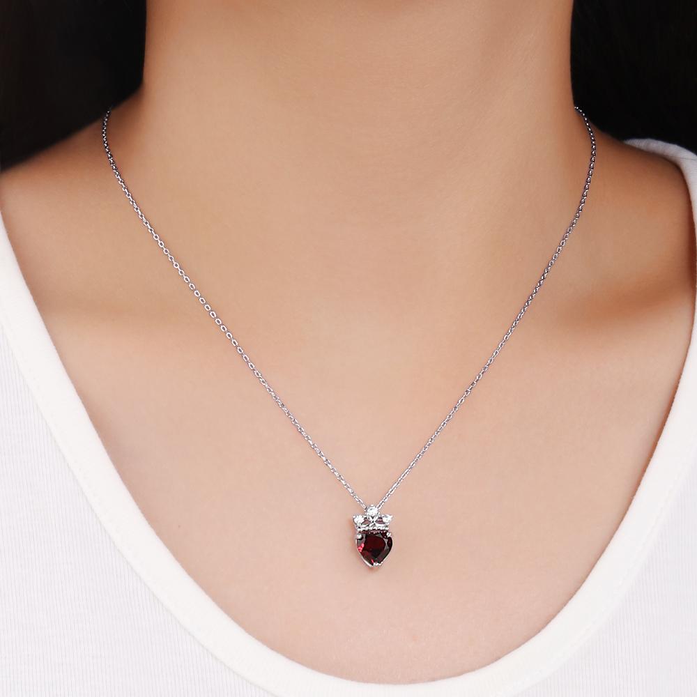 Elegante Damenkette aus 925er Sterlingsilber mit Herzanhänger aus Granat (8,00 mm) im Kronen-Design. Ein edles Schmuckstück, ideal als Verlobungsgeschenk.