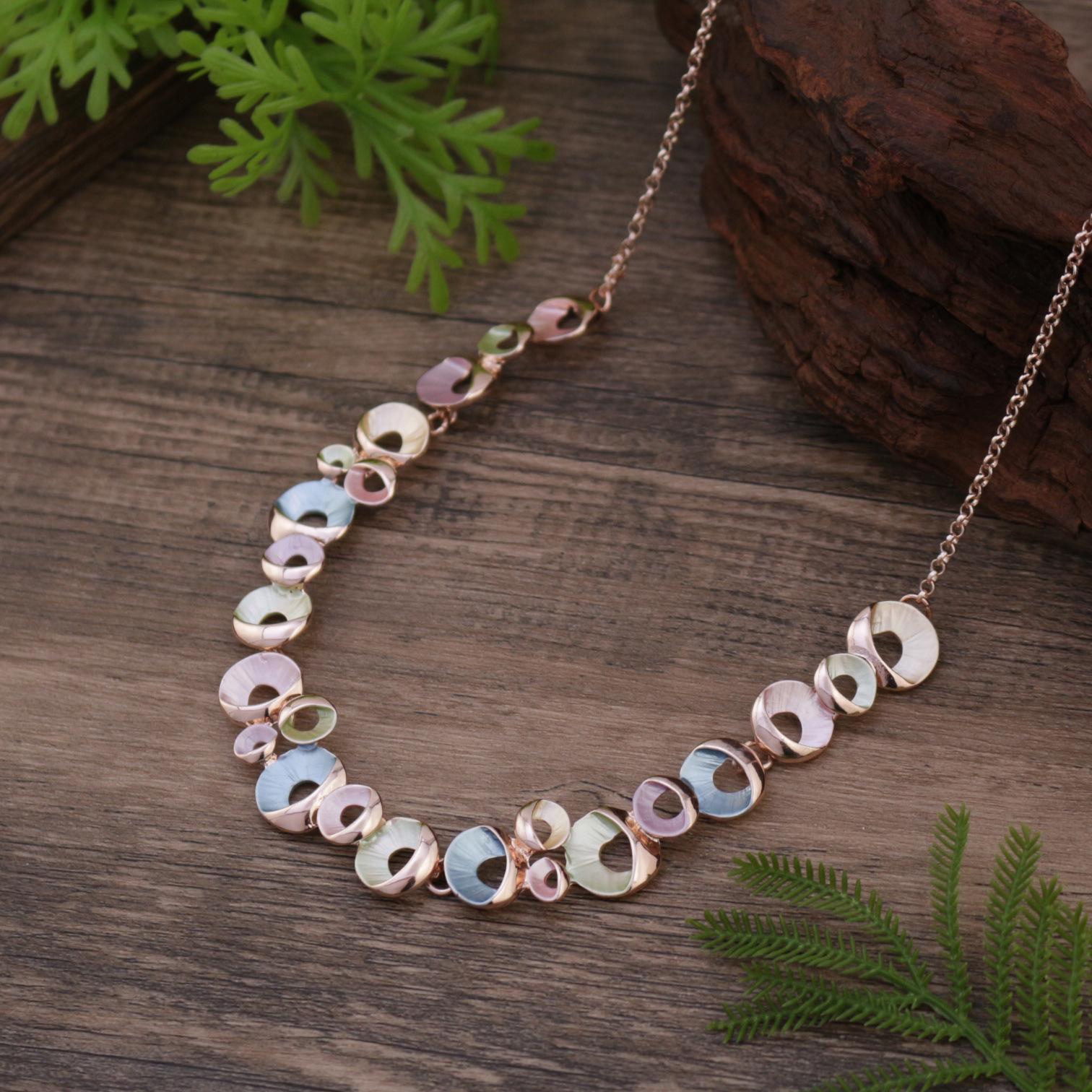 

Новое эмалевое цветное полое ожерелье из сплава в виде цветка, женское ожерелье с маленькими цветами неправильной формы с высоким чувством стиля