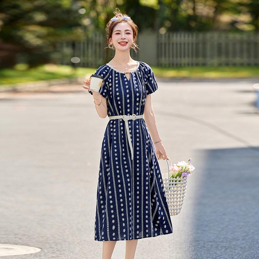 The new summer dress is super beautiful, unique and beautiful, and the temperament is waist-closed embroidered skirt.