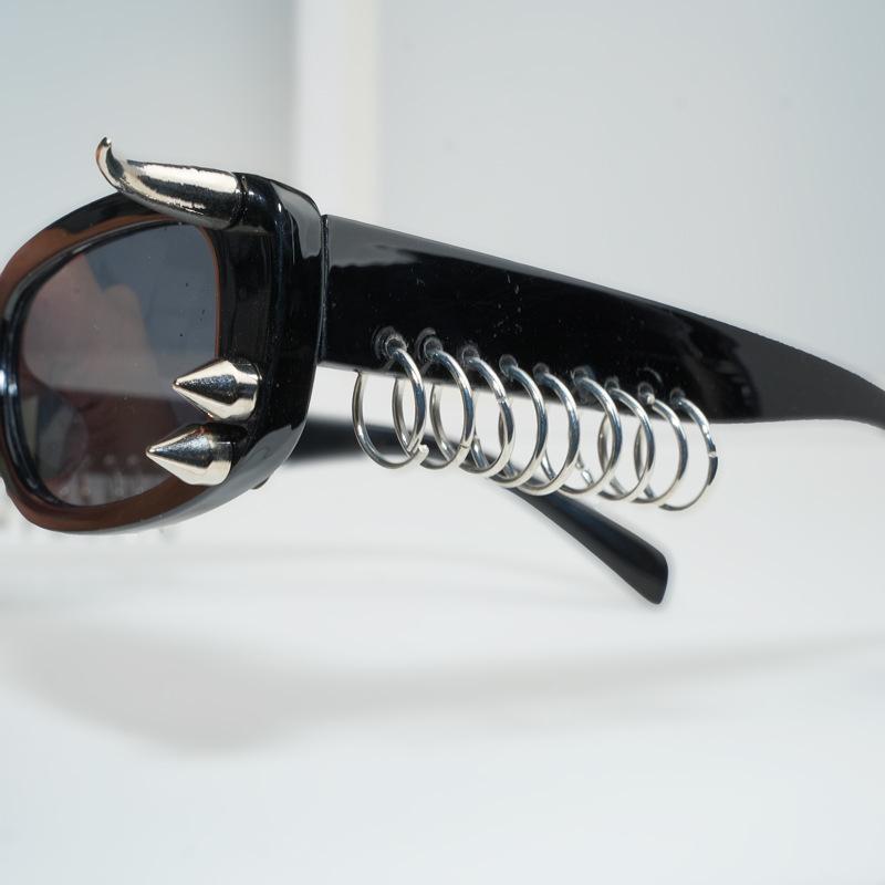 Punk Gothic Nieten Sonnenbrille Unisex Streetwear Mode Brillen