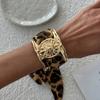 SHIXIN Leopardenmuster Seidenschal Manschettenarmreif Gepunktetes Bandumwickeltes Metall Breites Armband Retro Verstellbar Ethnisch Stil Armband