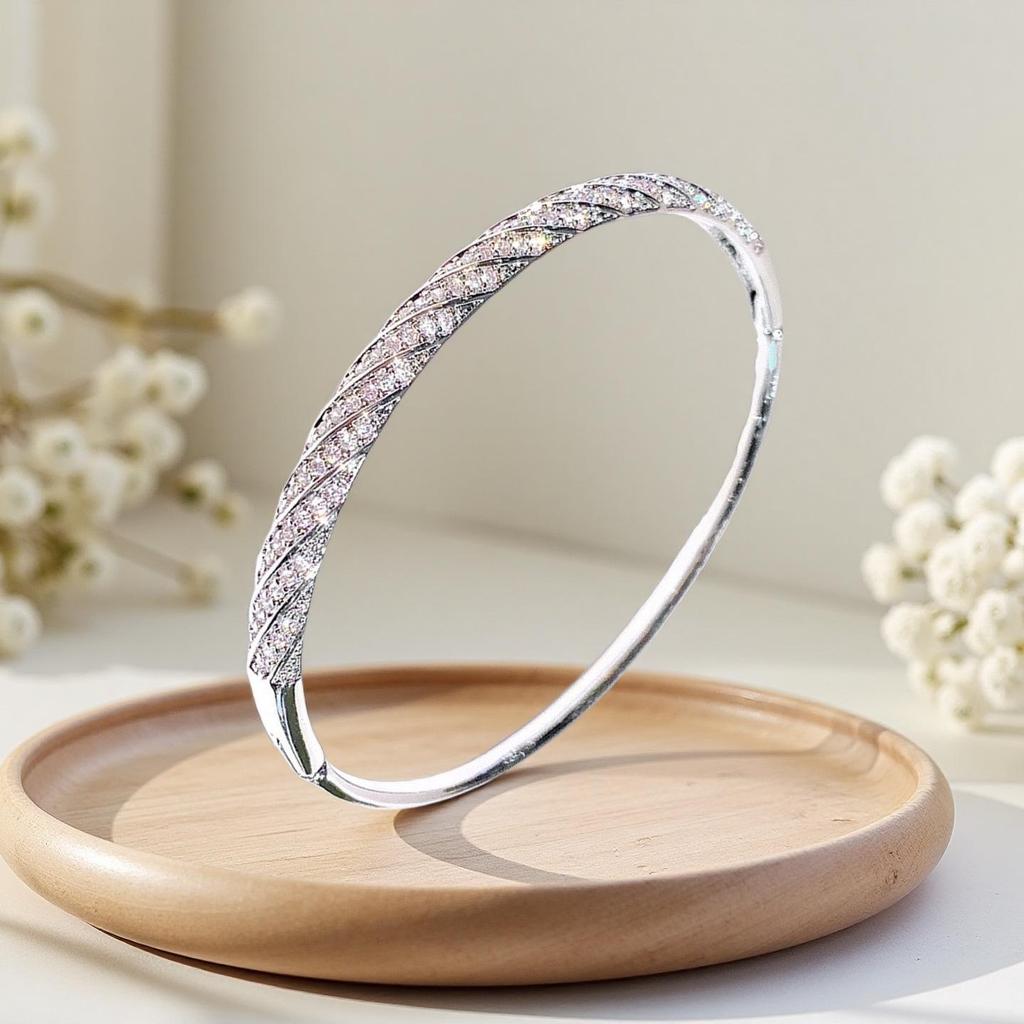European & American Fashion Zirconia Four-Leaf Clover Bracelet: Sparkly Flower Design Wristband for Women